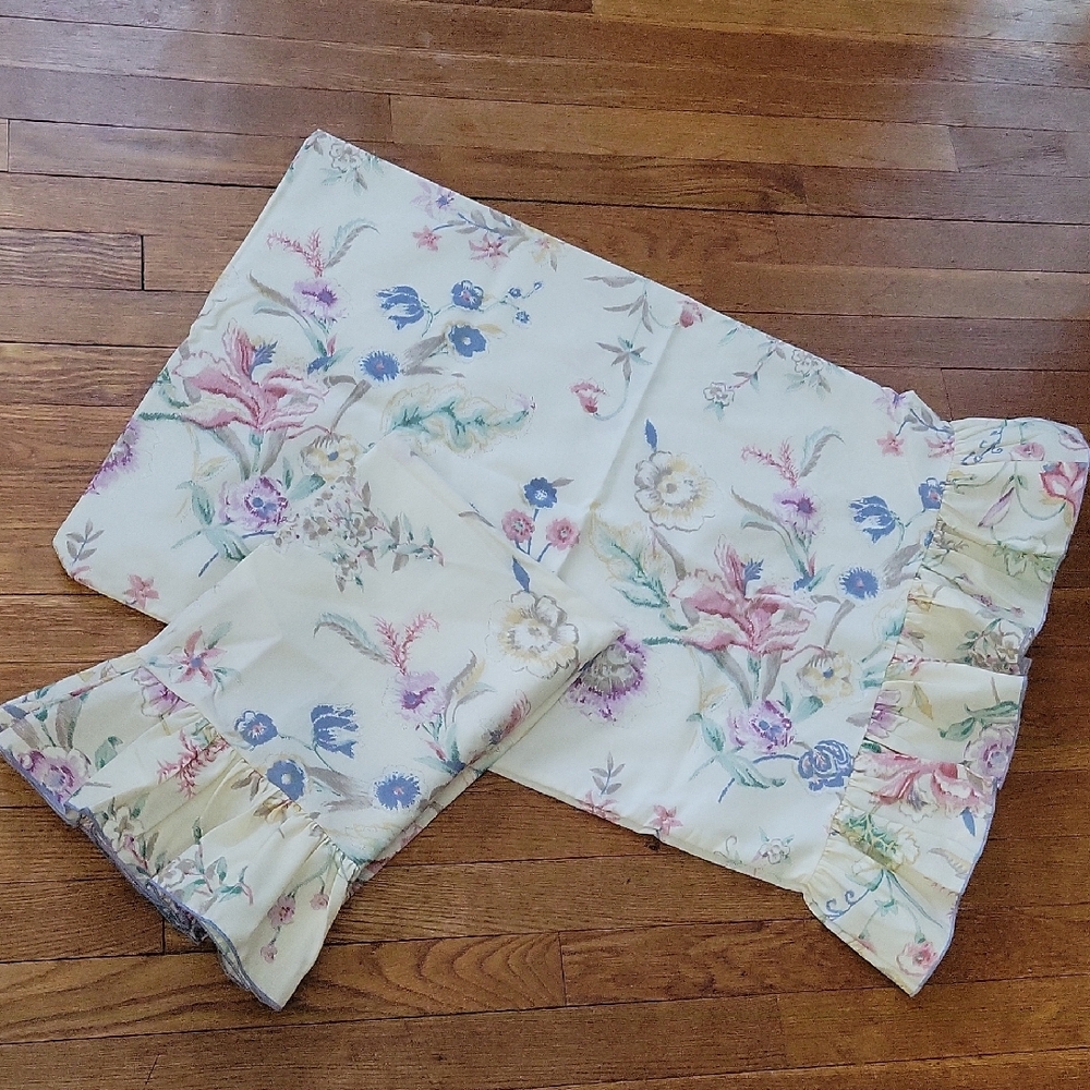Matching Set of VINTAGE Pillow Cases